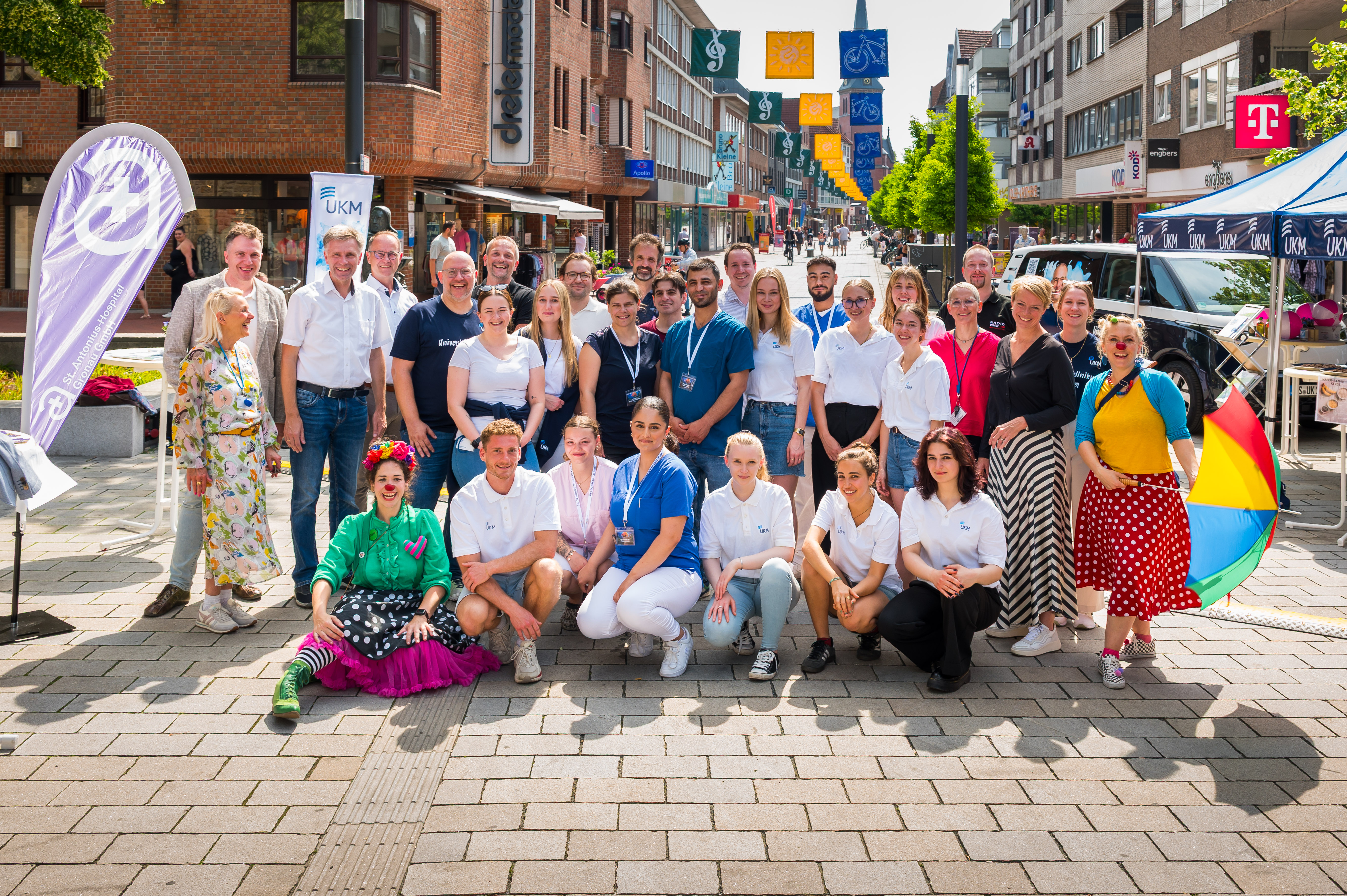 Alle Teilnehmer des Events stehen zum Gruppenbild in der Fußgängerzone zusammen. 