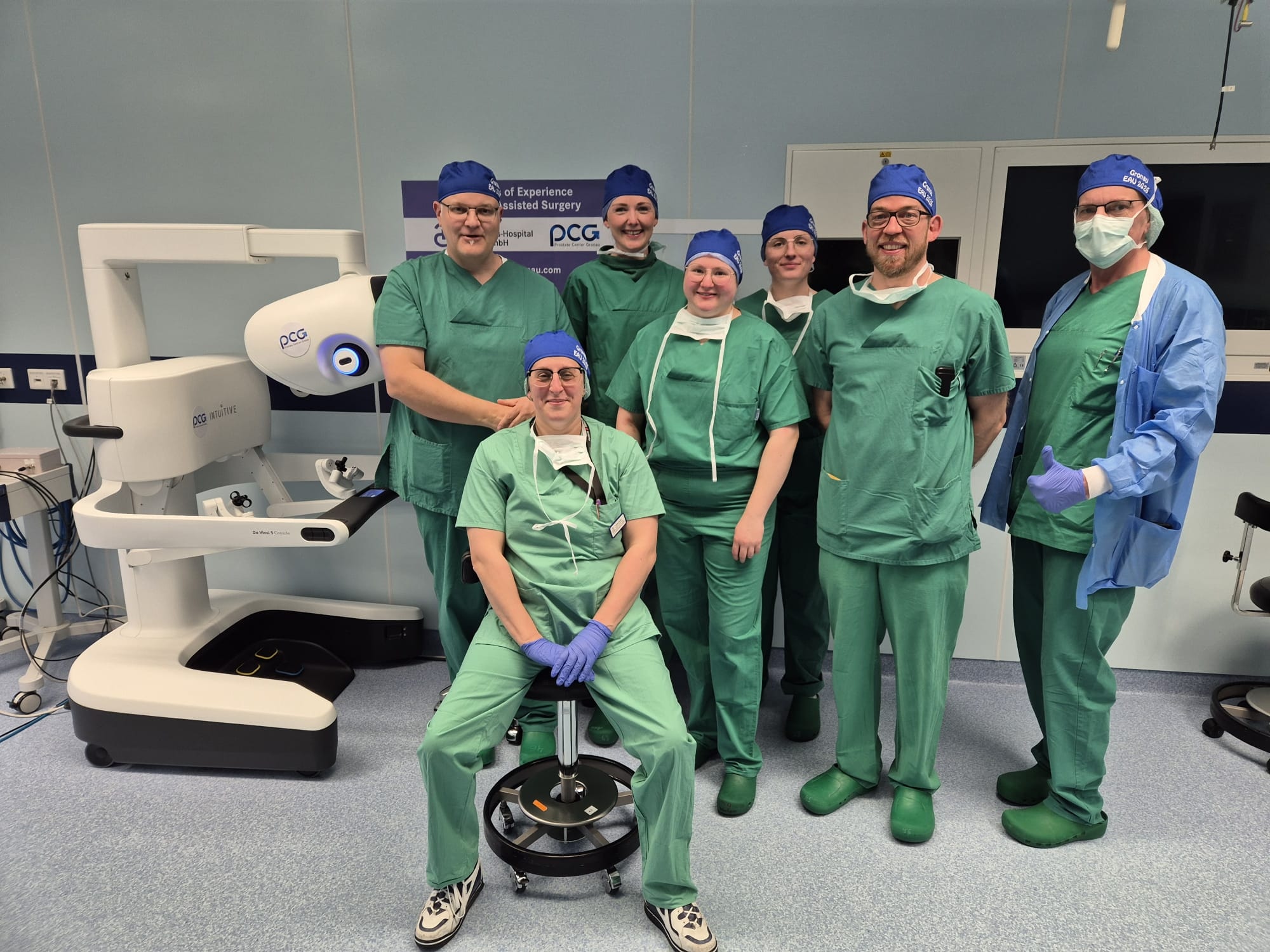 Internationale Aufmerksamkeit für die Gronauer Urologie: Das Team der Klinik für Urologie am St. Antonius-Hospital Gronau hat eine Roboter-assistierte radikale Prostatektomie live auf dem Jahreskongress der European Association of Urology in London präsentiert. Das siebenköpfige Team stehend neben der Konsole des da Vinci 5 Operationssystems nach der Liveübertragung der radikalen Prostatektomie.