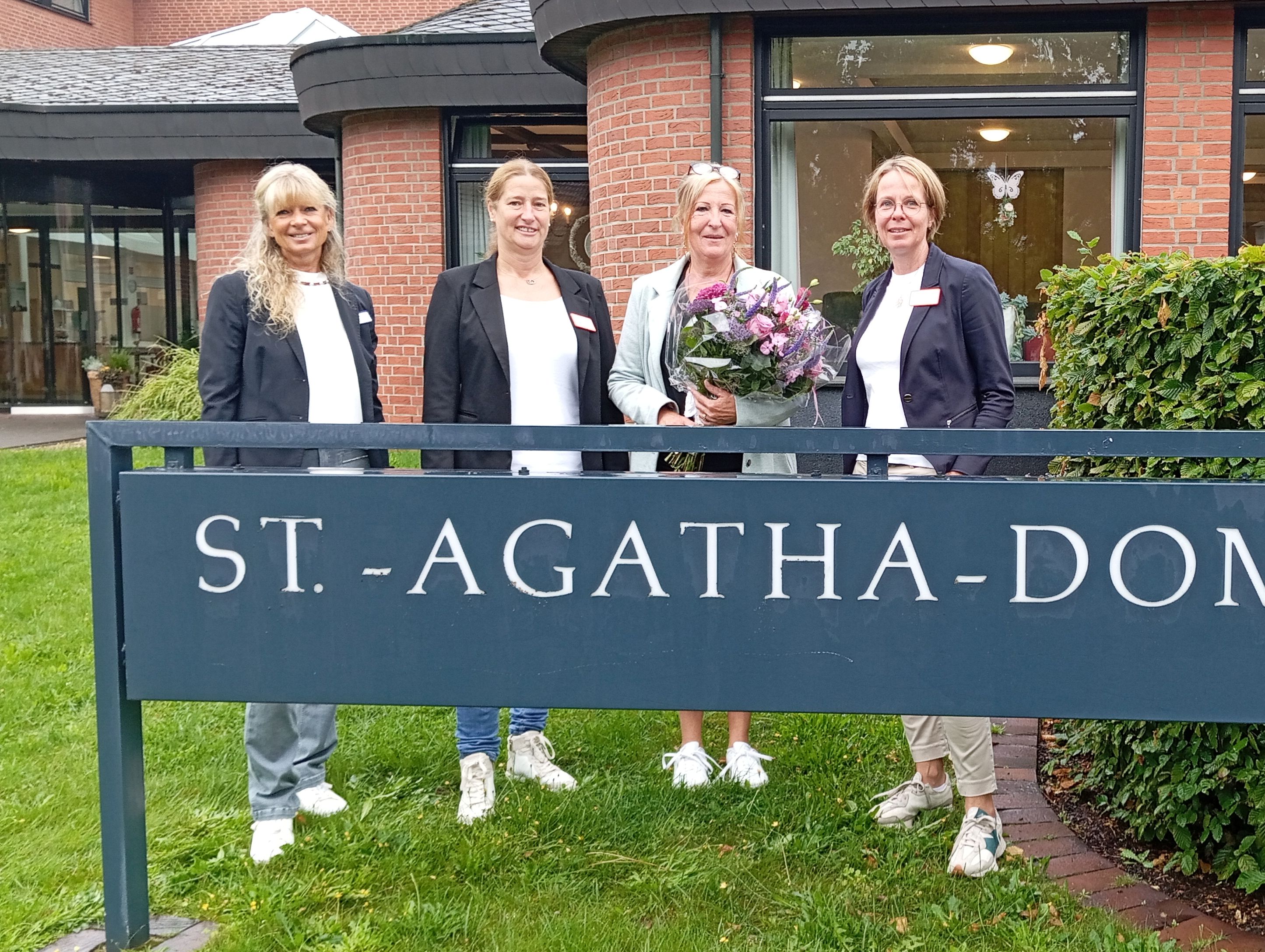 Von links posieren für das Foto vor dem St. Agatha Domizil im Hintergrund: Doris Hollenborg (Personal), Heike Abdinghoff (PDL), Gabriele Eickelmann und Anja Doetkotte. 