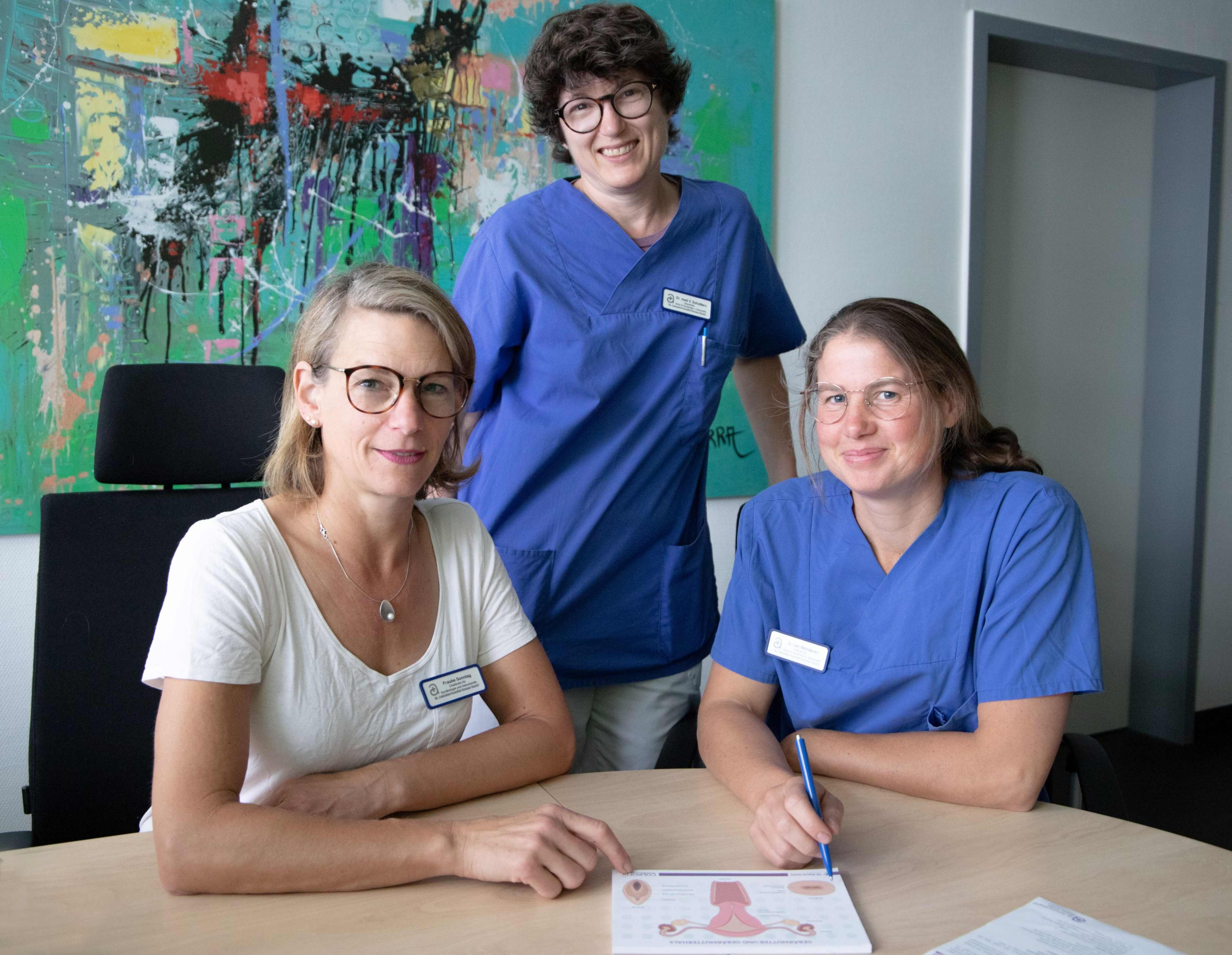 Von links: Chefärztin Frauke Sonntag mit ihren Oberarzt-Kolleginnen Dr. Med. Verena Schotters und Geertruida van Wonderen.