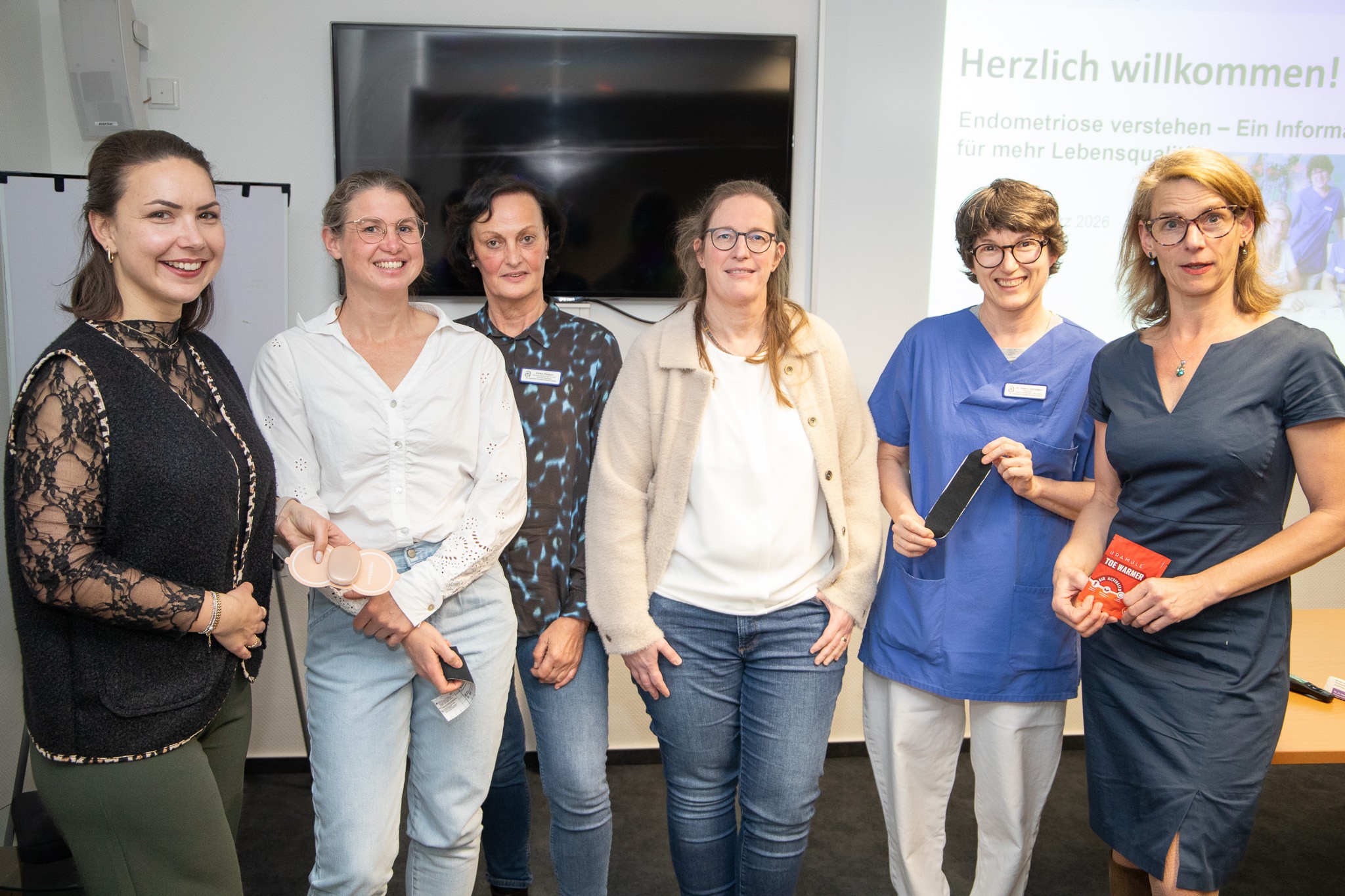 Sie informierten über Endometriose (von links): Betroffene Regina Nikitin, Oberärztin Geertruida van Wonderen, Ernährungsberaterin Ulrike Finken, niedergelassene Gynäkologin Simone Husmann, Oberärztin Dr. Verena Schotters und Chefärztin Frauke Sonntag. Zum Thema Endometriose im Rahmen des Monats März (EndoMarch) kamen zahlreiche Frauen zum Info-Abend.