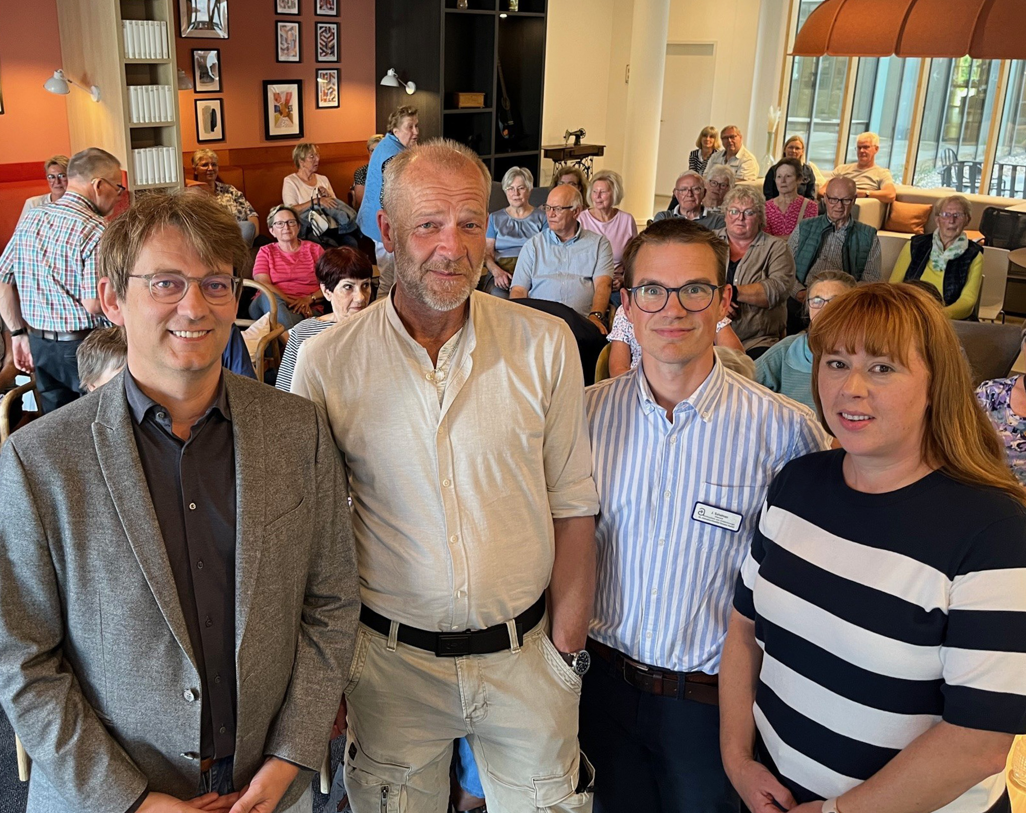 Die Ärzte Lars Konermann, Christian Stroot, Joost Scholman mit der Physiotherapeutin Ina Poth (von links) stehen nach der Veranstaltung vor einem Teil der Zuschauer. 