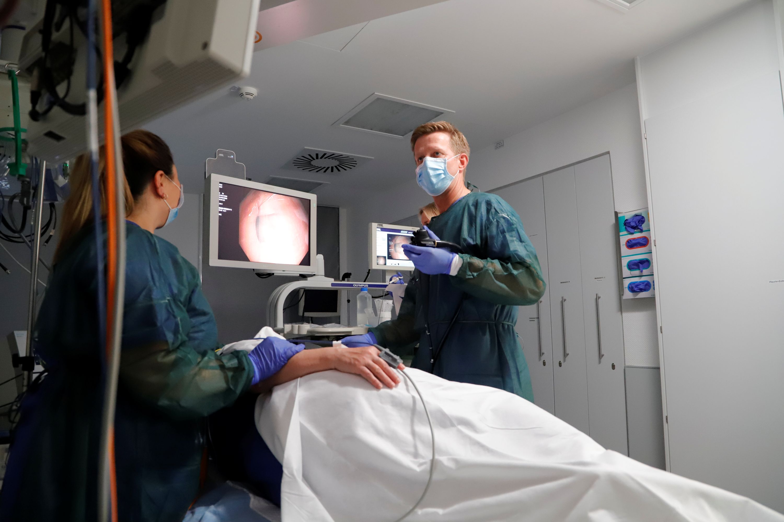 Dr. Thomas Glosemeyer-Allhof bei einer Magenspiegelung. Dr. Glosemeyer bei einer Magenspiegelung am OP Tisch stehend.