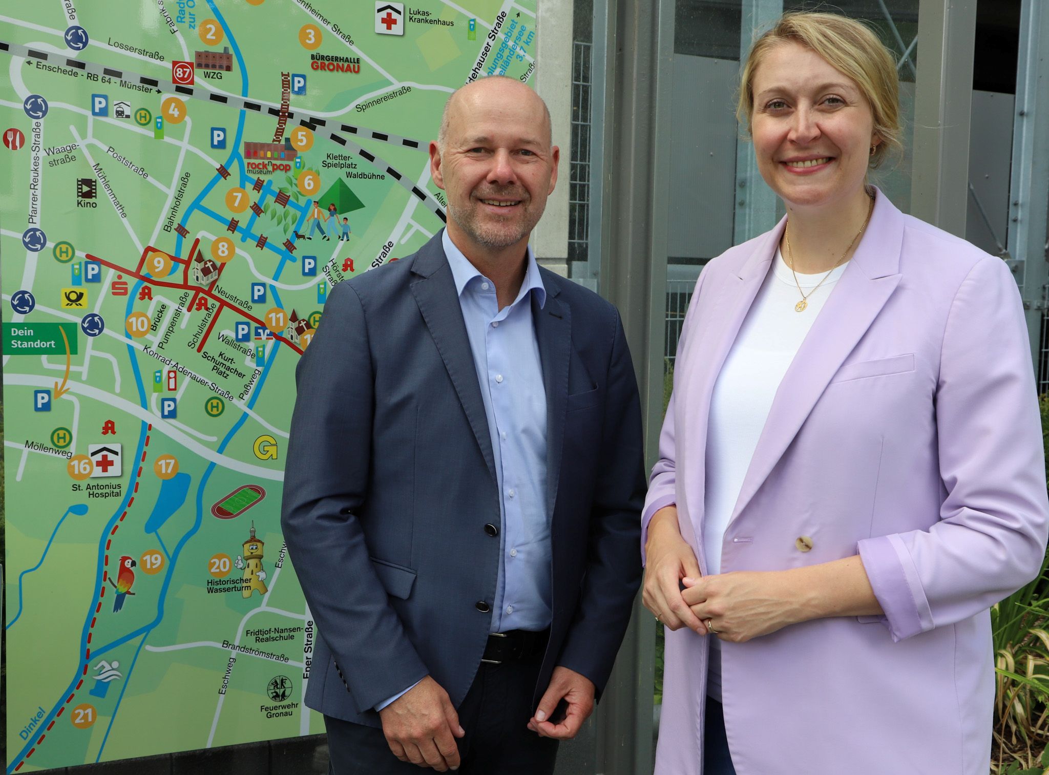 Christoph Bröcker und Katharina Terhan vor dem neuen Stadtplan am Kassenhäuschen des Parkhauses. 