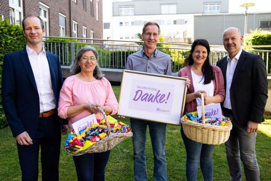 Die Geschäftsführer Jens Breer und Christoph Bröcker, Pflegedirektor Richard Mönning und die Leiterinnen der Pflegeschule Sevgi Filiz und Yasemin Cayli sagten Danke. 