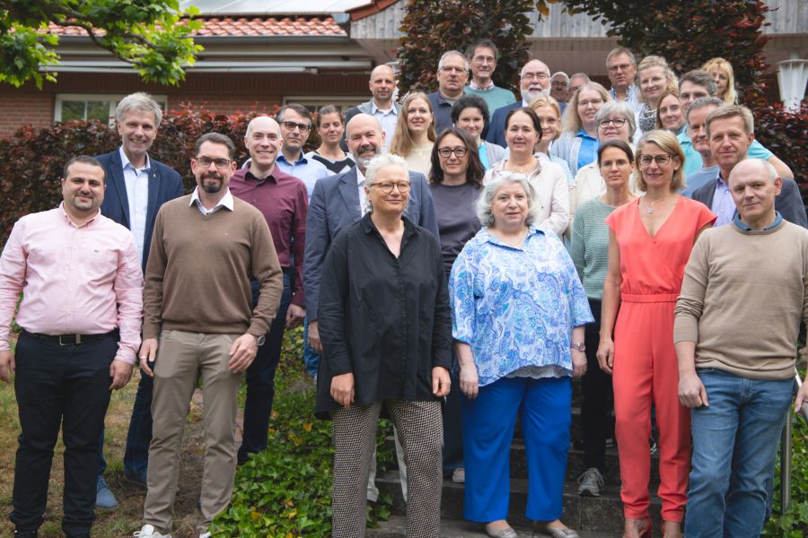 Rund 20 Ärztinnen und Ärzte stehen zusammen zum Gruppenbild. 