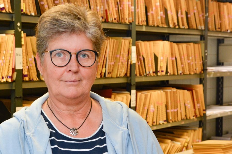 Petra Scheipers lehnt am Türrahmen zum Eingang des Archivs. 