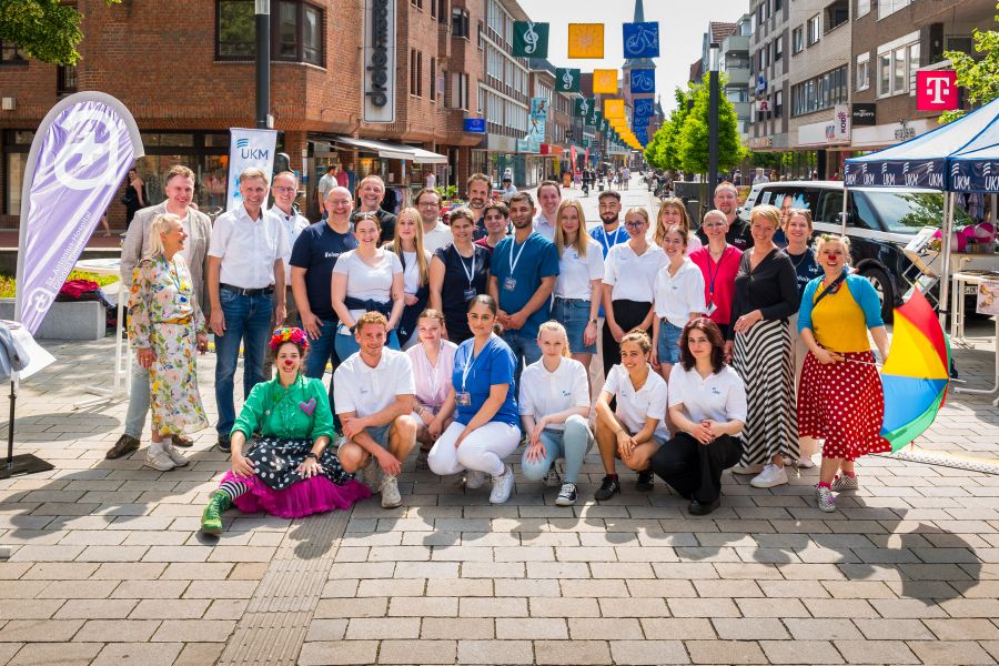 Alle Teilnehmer des Events stehen zum Gruppenbild in der Fußgängerzone zusammen. 