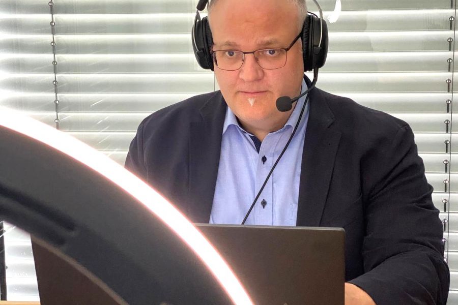 Dr. Christian Wagner während der Präsentation der OP.