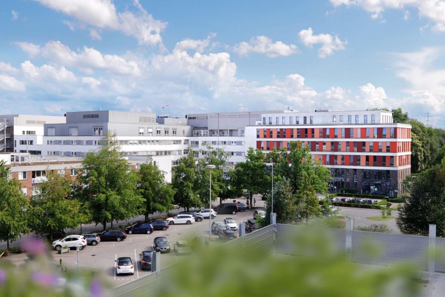 Blick von Norden auf das St. Antonius-Hospital Gronau mit dem Gebäude der Urologie / Anästhesie im Zentrum.