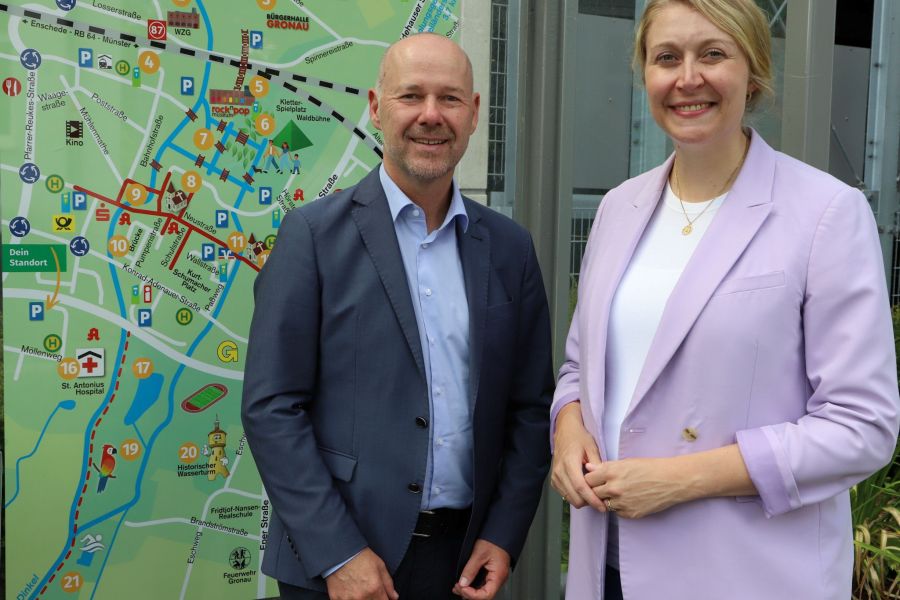 Christoph Bröcker und Katharina Terhan vor dem neuen Stadtplan am Kassenhäuschen des Parkhauses. 