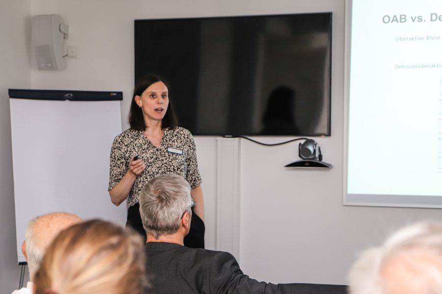 Oberärztin Dr. Jill Kriegeskorte - auf dem Foto stehend einen Vortrag haltend vor sitzendem Publikum - hält am 1. September einen Vortrag vor der Prostata-Selbsthilfegruppe Gronau.