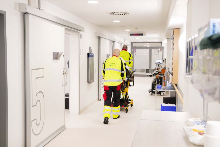 Rettungssanitäter laufen durch die Notaufnahme des St. Antonius-Hospitals Gronau. 
