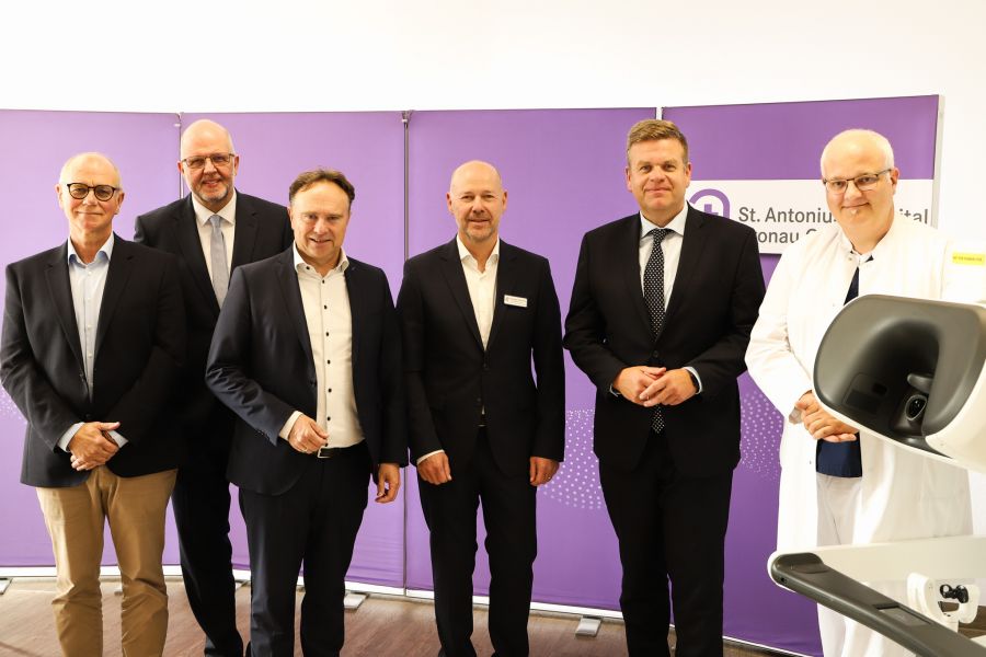 Auf dem Foto stehen von links neben einer Konsole des neuen da Vinci 5 Systems Bernd Loeffler, Ralph Barten, Dr. Kai Zwicker, Christoph Bröcker, Matthias Heidmeier, Dr. med. Christian Wagner.  