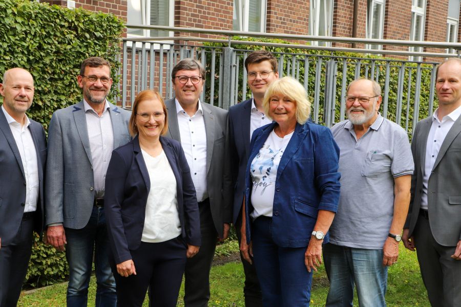 Geschäftsführung und Aufsichtsrat der St. Antonius-Hospital Gronau GmbH von links: Christoph Bröcker (Geschäftsführung), Michael Vehlken, Anja Fleer, Bernward Wigger (Vorsitzender Aufsichtsrat), Andreas Schmeing, Carola Leuderalbert, Mathias Frings, Jens Breer (Geschäftsführung). Es fehlt Ludger Berges.