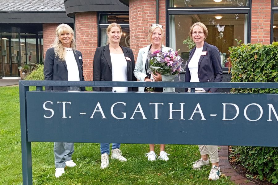 Von links posieren für das Foto vor dem St. Agatha Domizil im Hintergrund: Doris Hollenborg (Personal), Heike Abdinghoff (PDL), Gabriele Eickelmann und Anja Doetkotte. 
