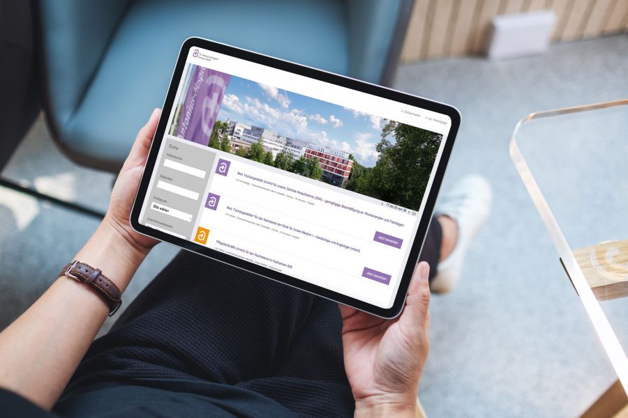 Das neue Karriereportal, aufgerufen auf einem Tablet, welches in den Händen eines Nutzers gehalten wird. 