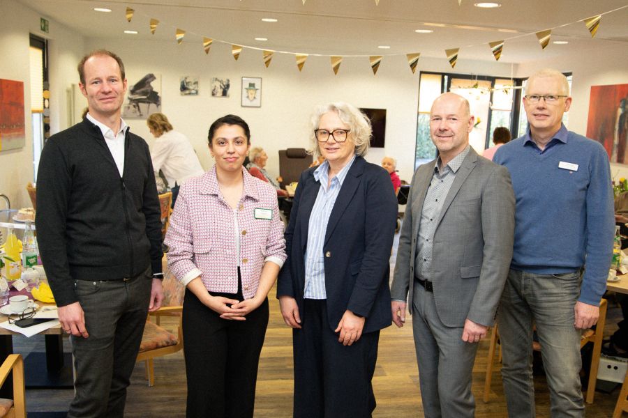 20 Jahre Tagespflege im Franziskushaus Gronau: die Geschäftsführung (links Jens Beer, 2.v.r. Christoph Bröcker) kam mit der Ersten Beigeordneten Christiane Schrader (Mitte) zum Kaffeetrinken mit dem Kaufmännischen Leiter Ralf Flege (rechts) und Einrichtungsleiterin Neziha Yildirim zusammen. 