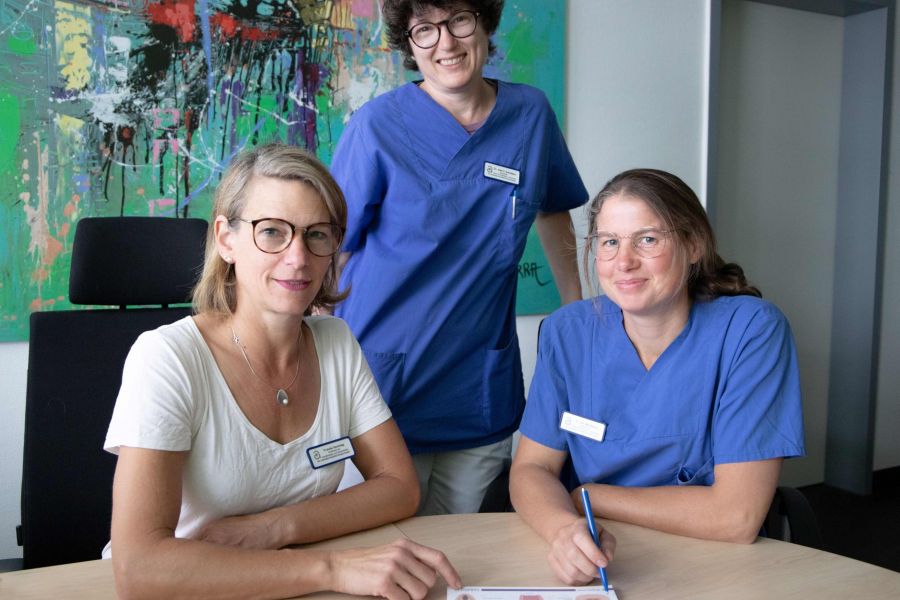 Von links: Chefärztin Frauke Sonntag mit ihren Oberarzt-Kolleginnen Dr. Med. Verena Schotters und Geertruida van Wonderen.