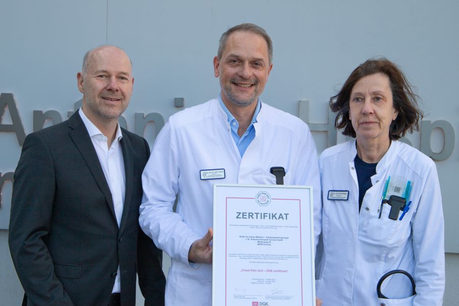 Von links: Geschäftsführer Christoph Bröcker, Dr. med Alexander Samol und Dr. med Jeanette Schwerdtfeger freuen sich über die Rezertifizierung der Chest Pain Unit (CPU).
