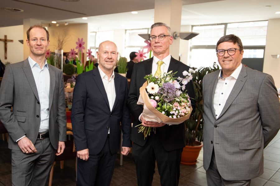Von links: Geschäftsführer Jens Breer und Christoph Bröcker, Chefarzt Dr. med. Peter Ströcker und Aufsichtsratsvorsitzender Bernward Wigger nach der offiziellen Begrüßung.