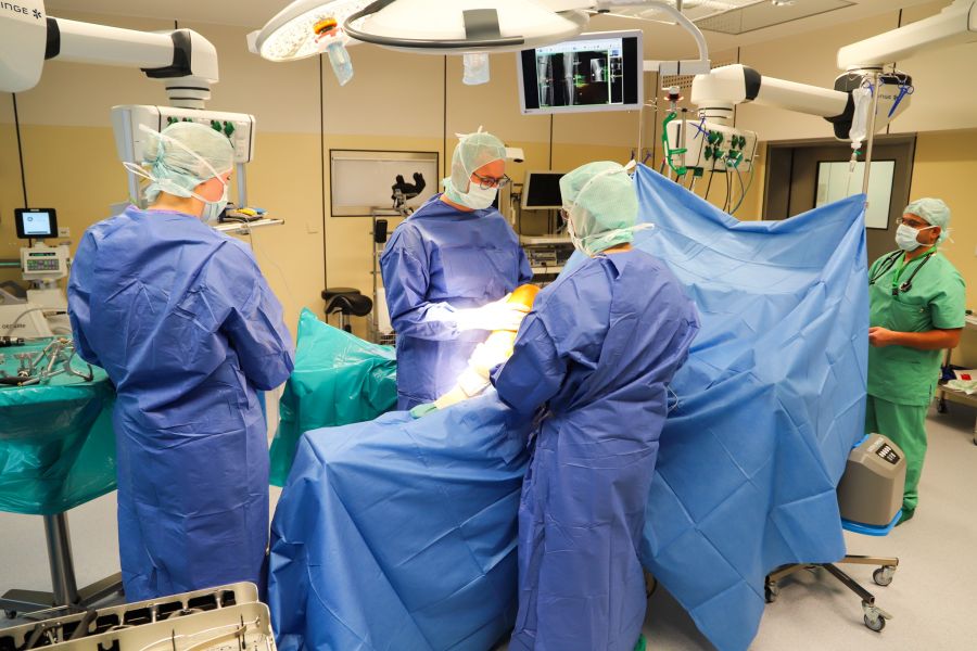 Moderne Endoprothetik-Operationen werden beim VOrtrag von Dr. Ströcker in der Weißen Dame thematisiert. 