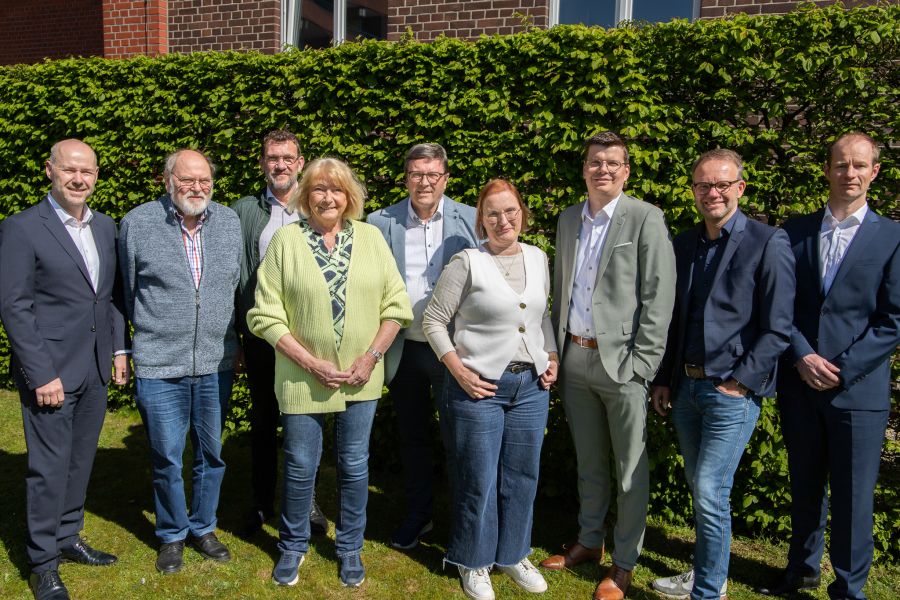 Der neue Aufsichtsrat, eingerahmt von den beiden Geschäftsführern. 