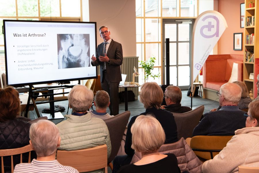 Dr. Peter Ströcker bei seinem Vortrag zu Arthrose in Gronau. 