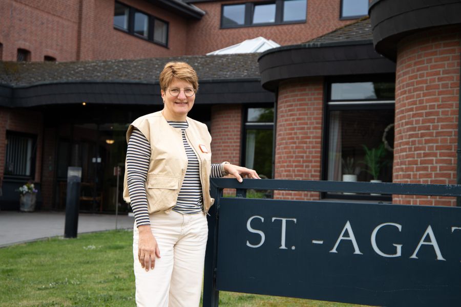 Katja Sundermann vor dem Eingang des St. Agatha-Domizils.