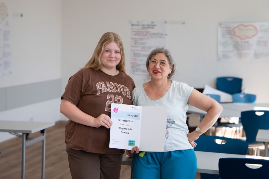 Pflegeschulleiterin Sevgi Filiz und Schülerin Kiana Kernebeck freuen sich über den Gewinn.  