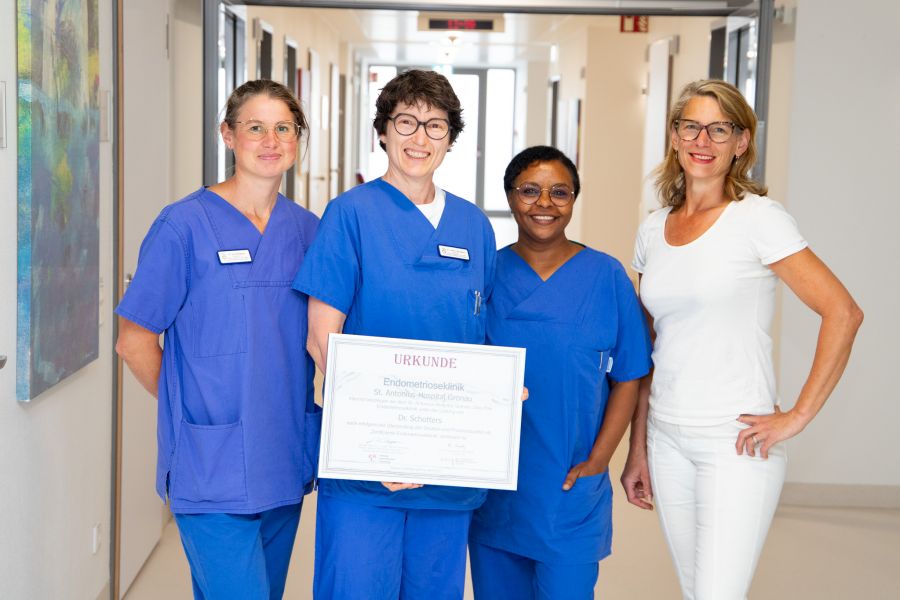 Das Team der Endometriose-Klinik mit Leiterin Dr. med. Verena Schotters (2.v.l.), Chefärztin Frauke Sonntag (r.) sowie den Oberärztinnen Geertruida van Wonderen (l.) und Senait Berhane (2.v.r.). 