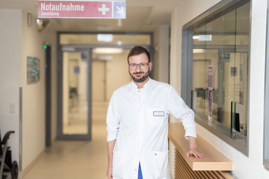 Chefarzt Dr. Patrick Eickenhorst am Tresen der Notaufnahme