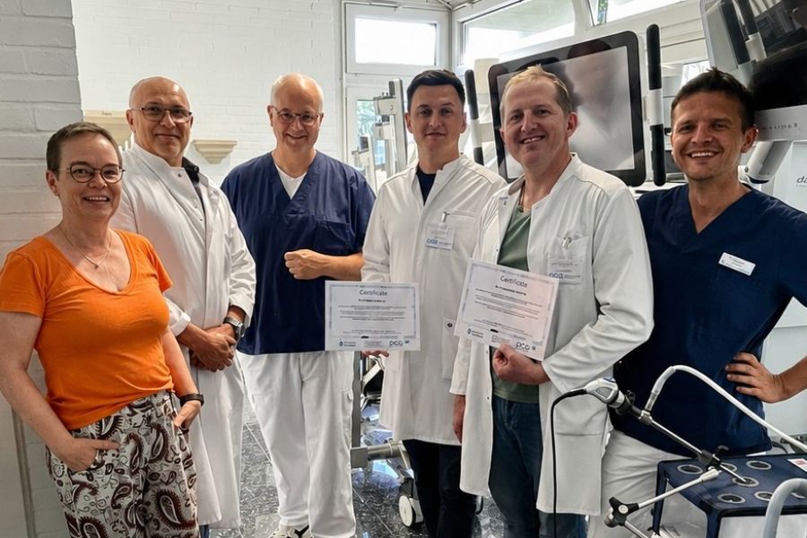 (von links): Indren Christine Thewes (Organisatorische Leitung Training Center), Dr. Oleg Voylenko, Chefarzt Dr. Christian Wagner (Leiter Training Center), Оleksandr Banas, Oleksandr Shykida und Oberarzt Yurii Zhylchuk.