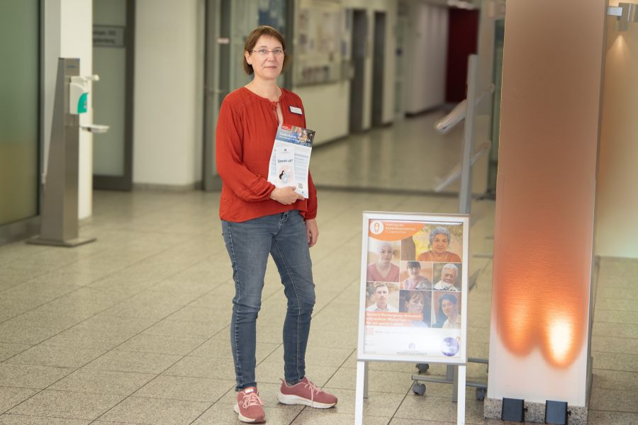 Silvia Stein vom Qualitätsmanagement des St. Antonius-Hospitals Gronau mit Infomaterial zum Thema Patientensicherheit. 