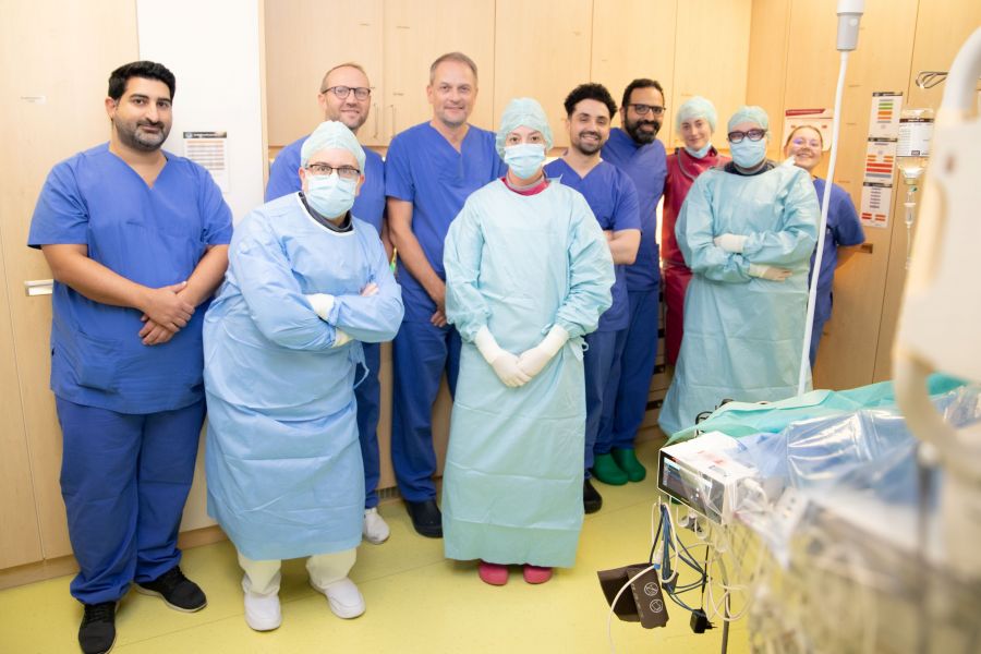 Ein Teil des Teams der Kardiologie des St. Antonius-Hospitals Gronau mit Dr. Mohammed Ayoub (6.v.l.) und Chefarzt PD Dr. Alexander Samol (4.v.l.). 