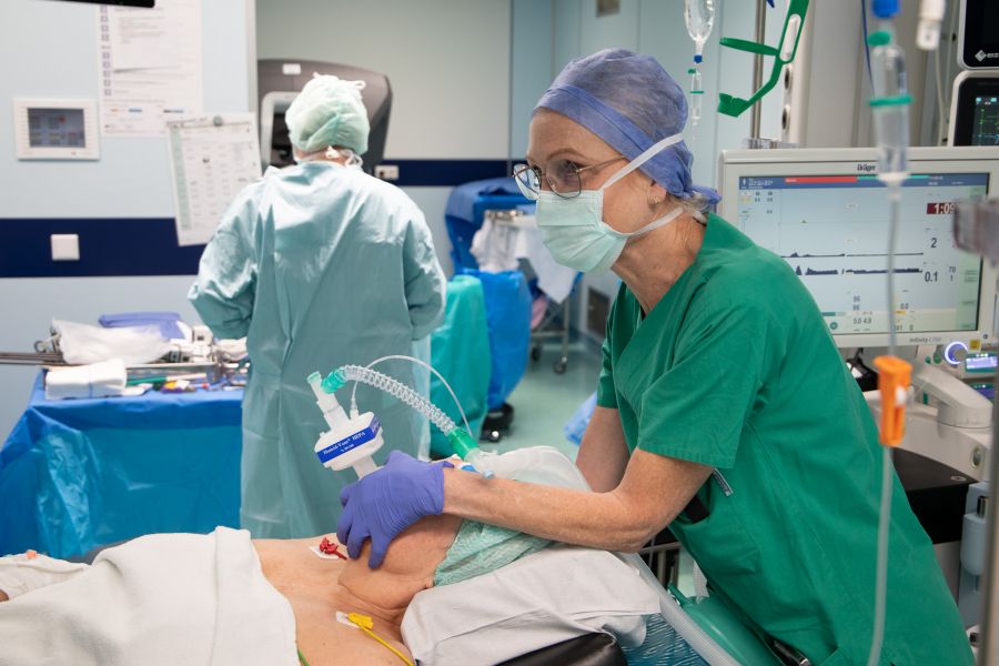 Anästhesie-Chefärztin Sabine Fliß bei der Vorbereitung einer Operation. Vor der Intubation erhält die Patientin über eine Maske Sauerstoff, um eine Sauerstoffreserve anzulegen.