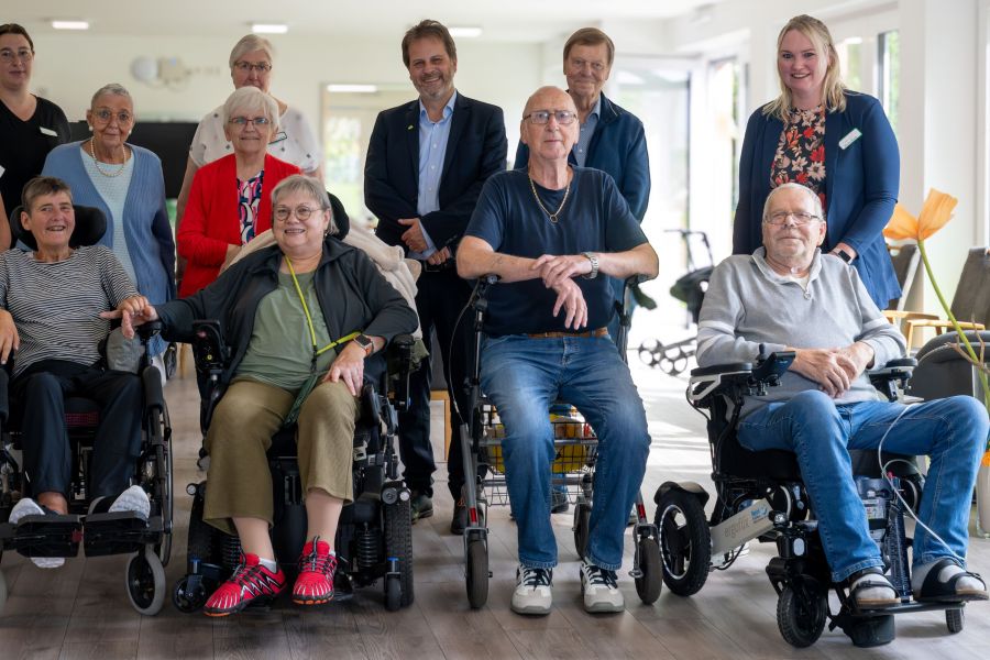 Bürgermeister Jörg von Borczyskowski (Mitte) mit Einrichtungsleiterin Marina Bloom (rechts), Mitarbeiterinnen und Gästen des Tageshospiz.