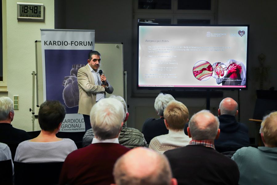 Oberarzt Wael El Eit bei einem Vortrag über coronare Herzerkrankungen im vergangenen Jahr. 