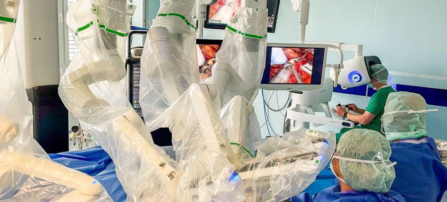 Aufnahme von einer Roboter-assistierten Entfernung der Prostata mit dem neuesten da Vinci 5 Operationssystem. 