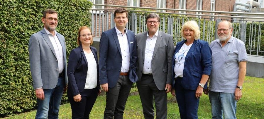 Der Aufsichtsrat der St. Antonius-Hospital Gronau GmbH steht vor dem Aufgang zum Verwaltungsgebäude.