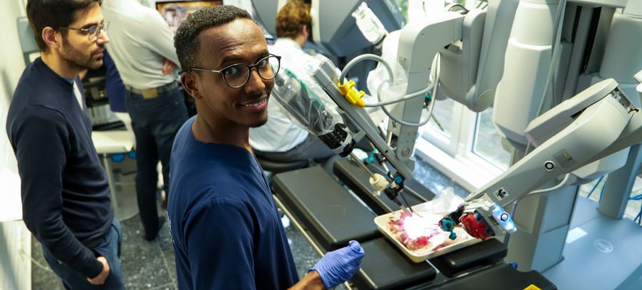 Als Akademisches Lehrkrankenhaus bieten wir zahlreiche praktische Ausbildungsmöglichkeiten für Studierende an. Hier ein Foto unseres European Robotic Institute für die ersten Schritte auf dem da Vinci Operationssystem.