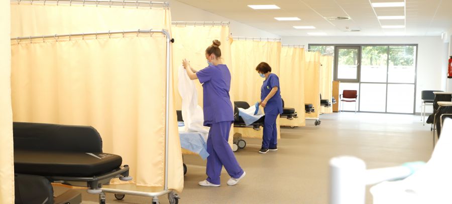 Im Aufwachraum werden Patient:innen nach einer Darmspiegelung beobachtet. 