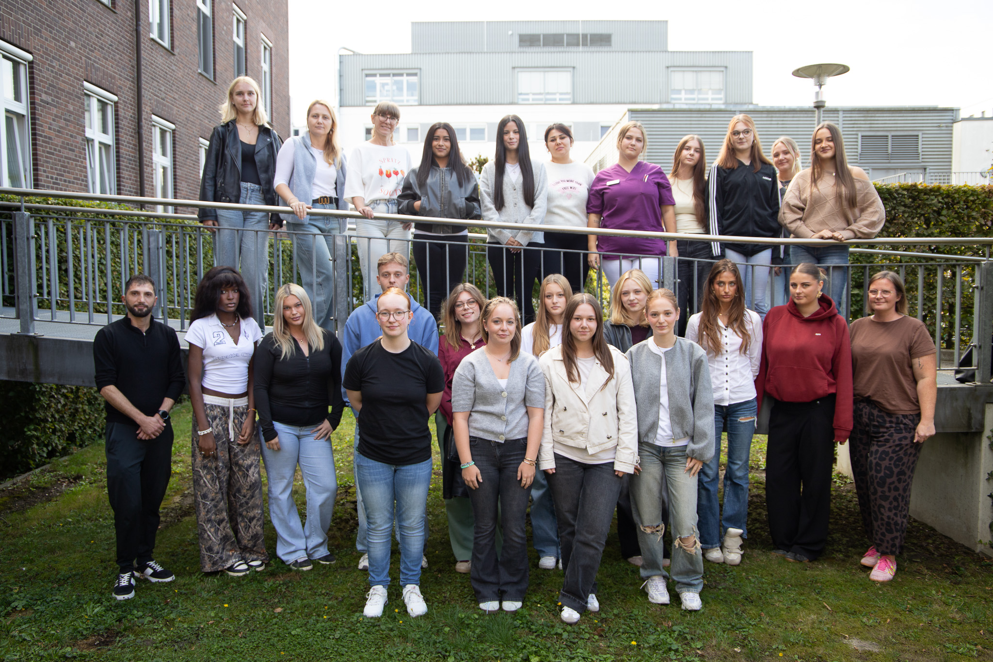 Ein Teil der Auszubildenden, die jetzt in die dreijährige Ausbildung zur Pflegefachkraft gestartet sind. Ein Teil der Auszubildenden, die jetzt in die dreijährige Ausbildung zur Pflegefachkraft gestartet sind.