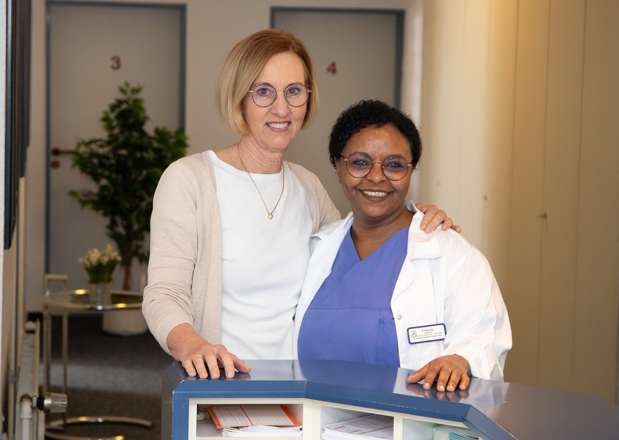 Dr. Ursula Varwick und Senait Berhane führen die gynäkologische Praxis am St. Antonius-Hospital.