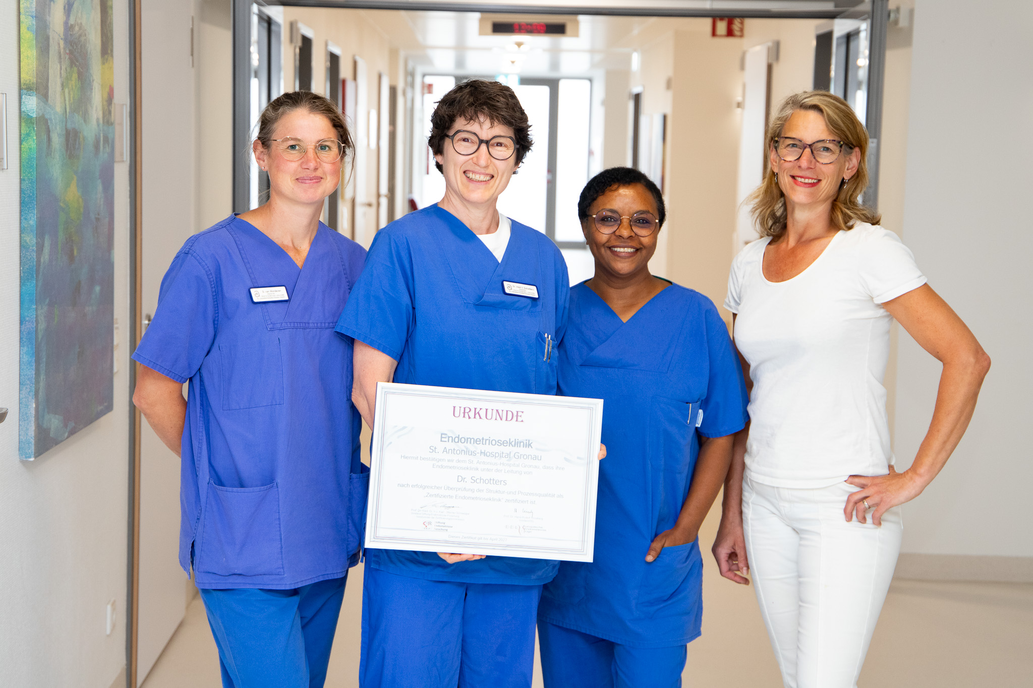 Das Team der Endometriose-Klinik mit Leiterin Dr. med. Verena Schotters (2.v.l.), Chefärztin Frauke Sonntag (r.) sowie den Oberärztinnen Geertruida van Wonderen (l.) und Senait Berhane (2.v.r.). 