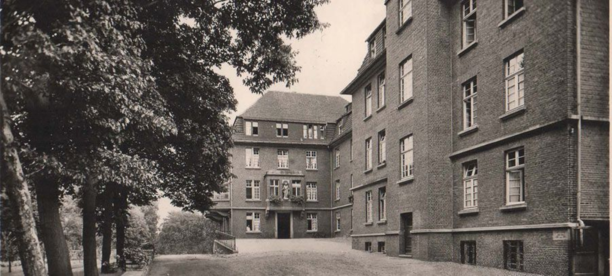 Historisches Foto des alten Krankenhauses, welches bis 1969 am heutigen Standort der Besucher-Appartements stand. 