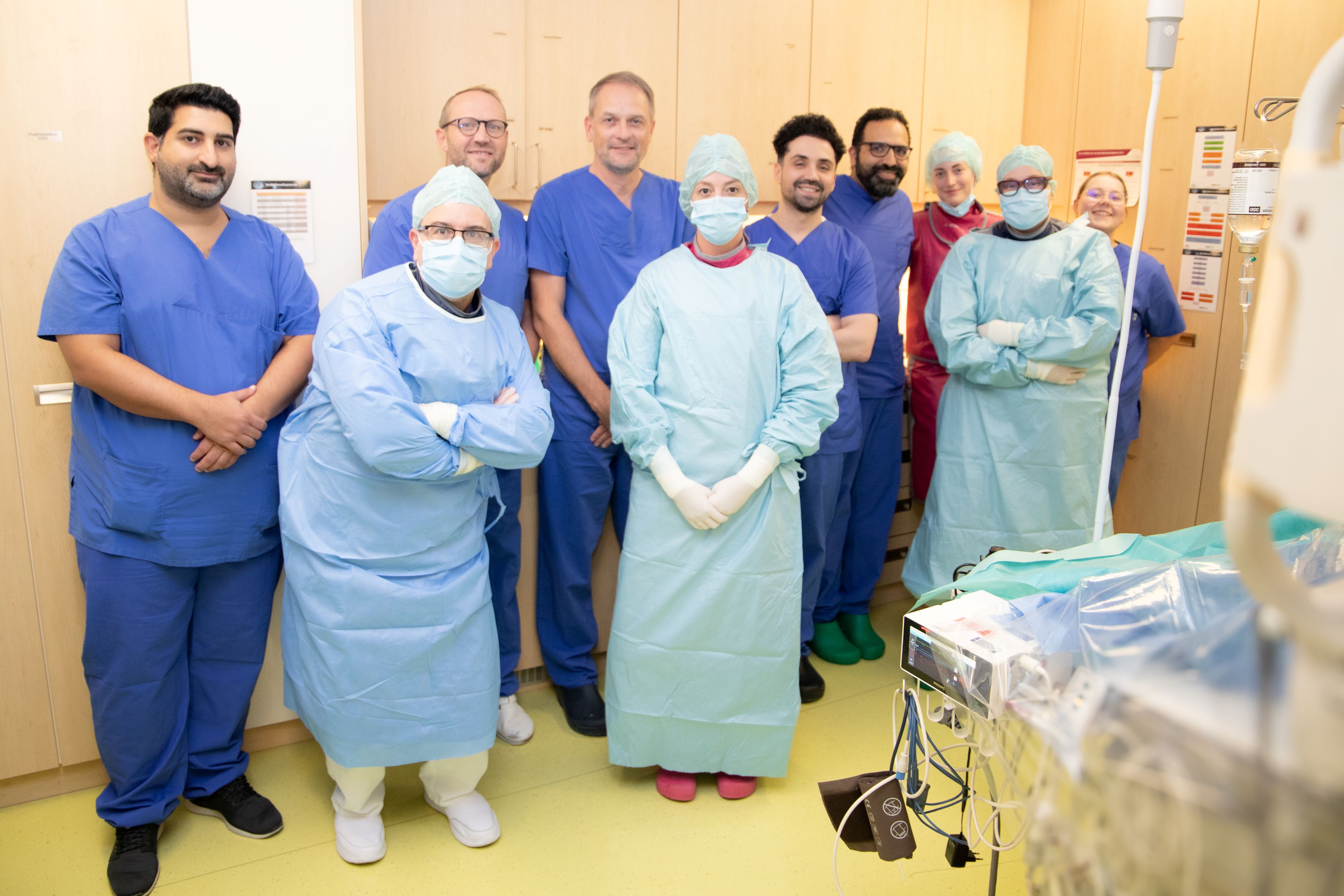 Ein Teil des Teams der Kardiologie des St. Antonius-Hospitals Gronau mit Dr. Mohammed Ayoub (6.v.l.) und Chefarzt PD Dr. Alexander Samol (4.v.l.). 
