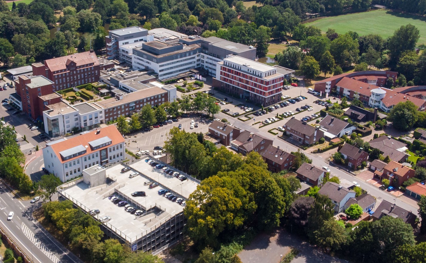 Der Campus vom St. Antonius-Hospital Gronau aus der Luft. Der Campus vom St. Antonius-Hospital Gronau aus der Luft.