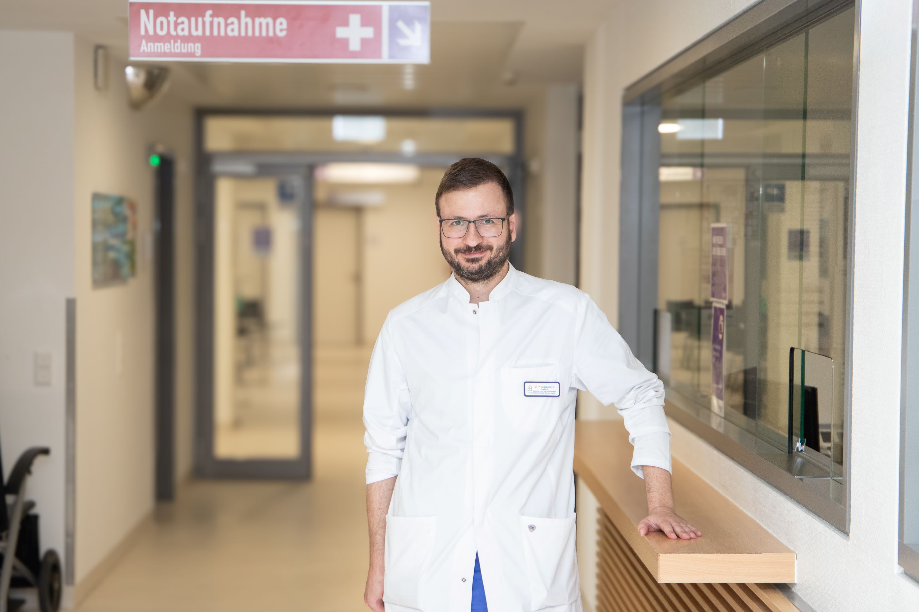 Chefarzt Dr. Patrick Eickenhorst am Tresen der Notaufnahme