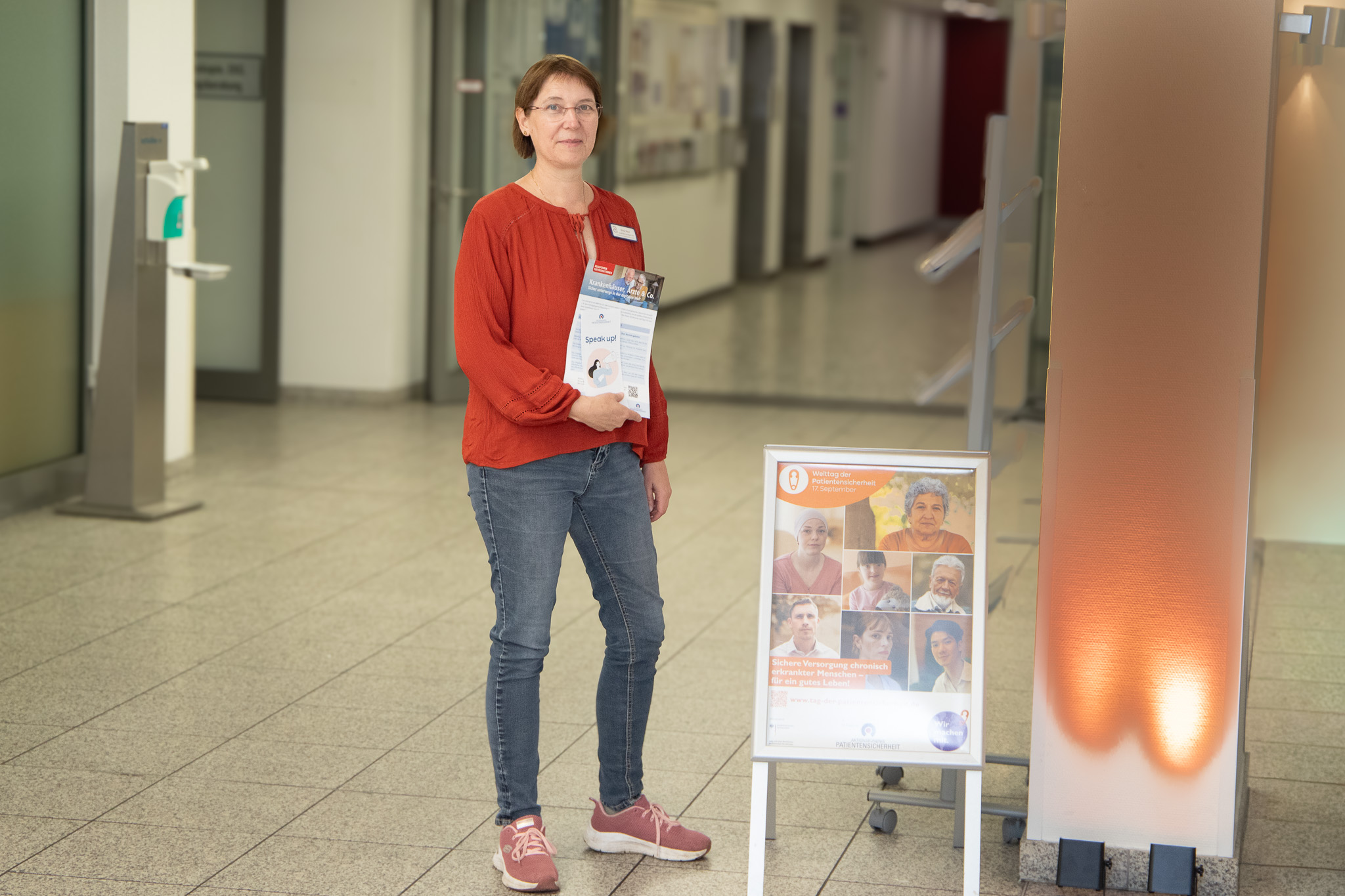 Silvia Stein vom Qualitätsmanagement des St. Antonius-Hospitals Gronau mit Infomaterial zum Thema Patientensicherheit. Silvia Stein vom Qualitätsmanagement des St. Antonius-Hospitals Gronau mit Infomaterial zum Thema Patientensicherheit.